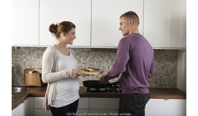 7 Ide Kencan Romantis di Rumah bersama Suami