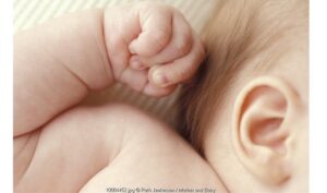 Ketahui Tahap Perkembangan Pendengaran Bayi Anda!