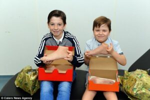 Hadiah Kaki Palsu Tanda Cinta Ayah untuk Anak-Anaknya