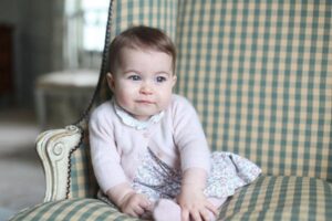 Kate Middleton Dandani Princess Charlotte dengan Pakaian Sederhana