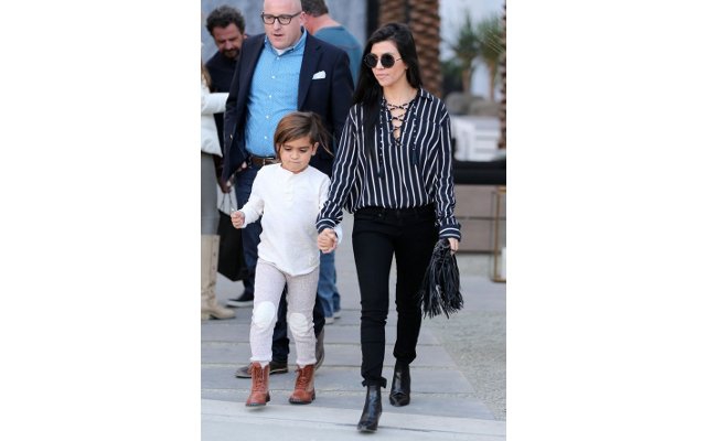 Gaya Simpel tapi Keren Kourtney Kardashian