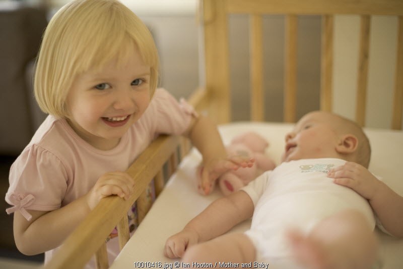 8 Cara Atasi Kecemburuan Si Kakak terhadap Adik Baru