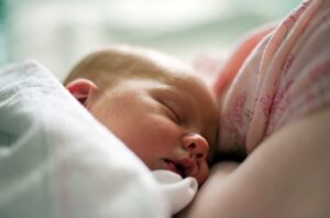 Rahasia di Balik Senyum Manis Si Kecil Saat Tidur