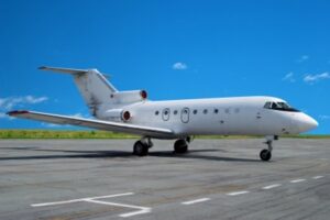 Hindari Kontak dengan Tray Table dalam Pesawat