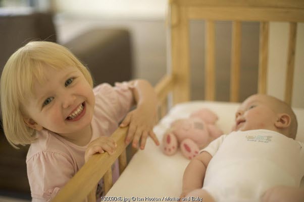 8 Cara Membuat Si Kakak Tidak Merasa Tersisih dengan Adik Baru