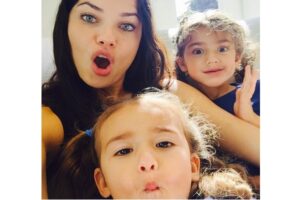 Aktivitas Seru Bersama Si Kecil ala Supermodel Adriana Lima