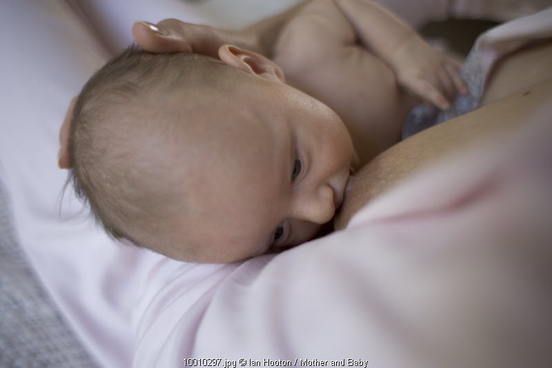 Posisi Paling Tepat untuk Menyusui Bayi Prematur