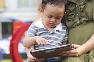 Awas, Balita Anda Kecanduan Tablet!