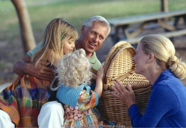 Mengajarkan Anak Peduli Sesama
