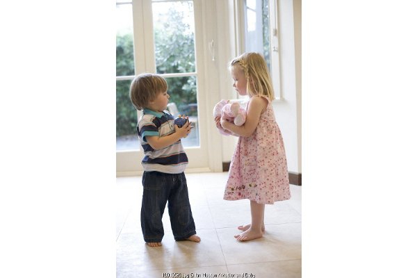 4 Cara untuk Menghindari Pertengkaran Si Kakak dan Adik