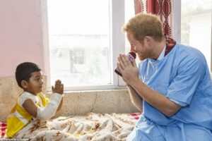 Prince Harry Jenguk Anak-anak Korban Gempa Nepal
