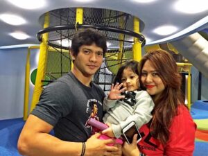 Serunya Akhir Pekan Iko Uwais dan Keluarga