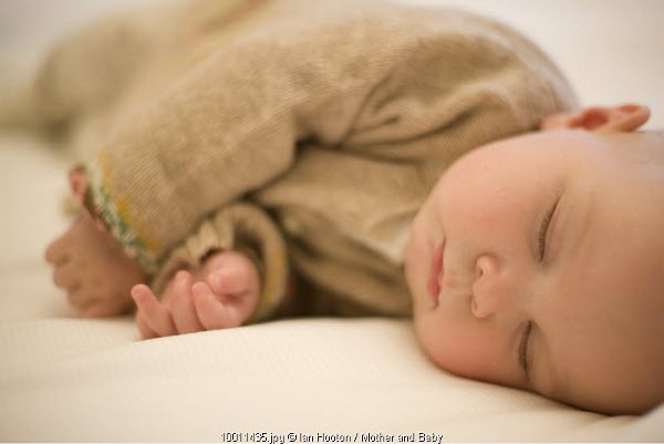 Wajarkah Bayi Mencakar Dirinya Sendiri?