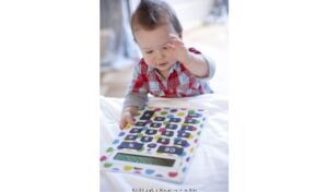 Ini Alasan Si Kecil Suka Sekali dengan Remote Televisi