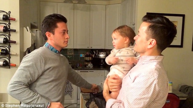 Kisah Lucu Bayi yang Memiliki Ayah Kembar Identik