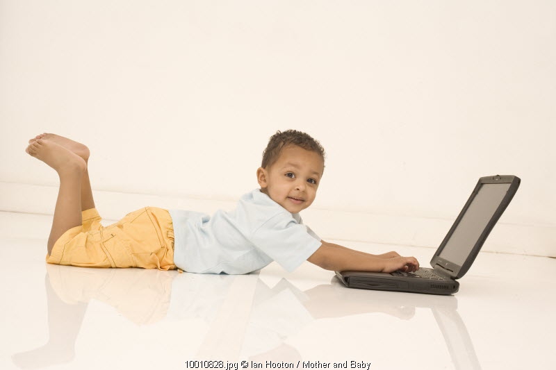 Alasan Mengapa Si Kecil Sebaiknya Tidak Diberi Gadget