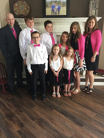 Kisah Haru Ibu Adopsi 6 Anak Sahabatnya yang Meninggal