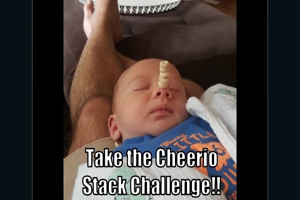 Lucu! Aksi Ayah Menjahili Bayinya yang Sedang Tidur