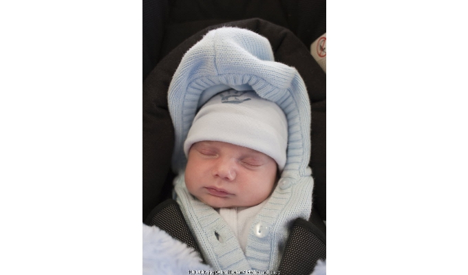 Mengapa Mata Bayi Baru Lahir Berair dan Lengket?