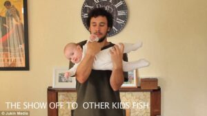 Aksi Lucu Ayah Praktikkan Gaya Gendong Bayi Lewat Video