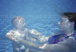 4 Manfaat Berenang untuk Bayi