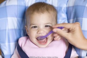 5 Tips Menyiapkan MPASI untuk Perjalanan Mudik