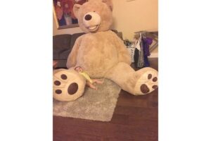 Kakek ini Belikan Teddy Bear Raksasa untuk Cucu