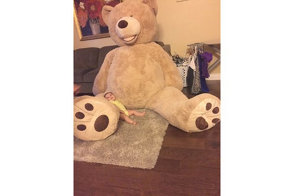 Kakek ini Belikan Teddy Bear Raksasa untuk Cucu