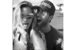 Adam Levine Jadi Suami Siaga