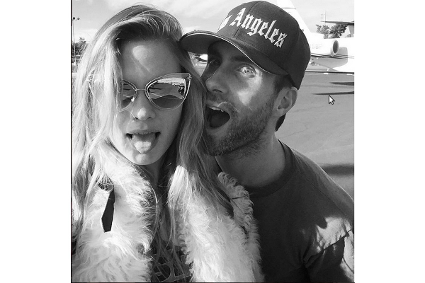 Adam Levine Jadi Suami Siaga