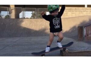 Balita Bermain Skate Board