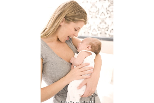 3 Cara Menggendong Bayi Sesuai Usia