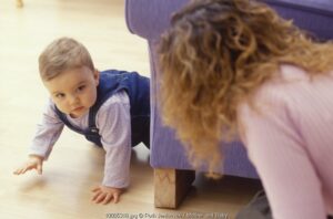 4 Cara Merangsang Bayi Merangkak