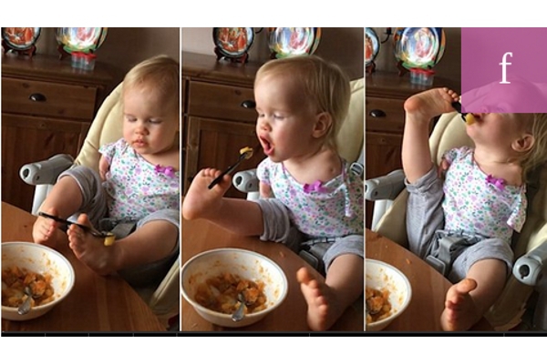 Balita Belajar Makan dengan Kaki