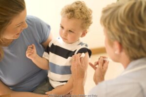 Kontak Mata Bisa Menenangkan Bayi saat Disuntik