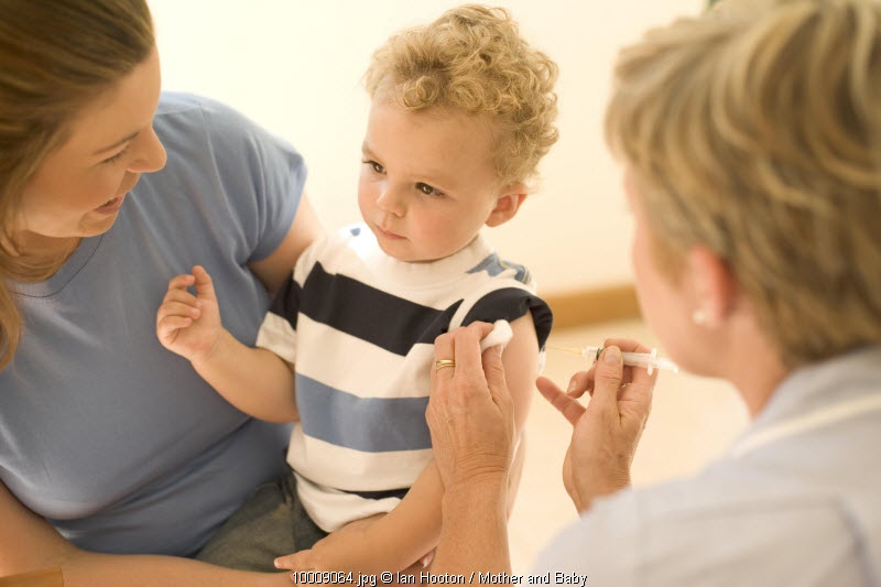 Kontak Mata Bisa Menenangkan Bayi saat Disuntik