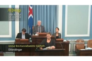 Anggota Dewan Ini Menyusui Sambil Rapat