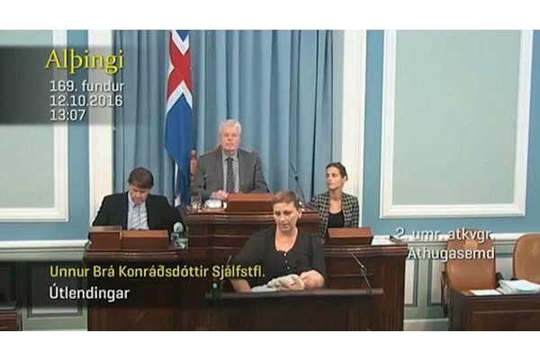 Anggota Dewan Ini Menyusui Sambil Rapat