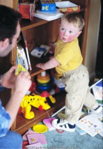 Ketika Si Kecil Membuat Rumah Berantakan