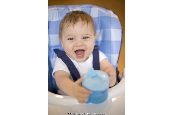 Alasan Kenapa Bayi Dilarang Minum Air Putih