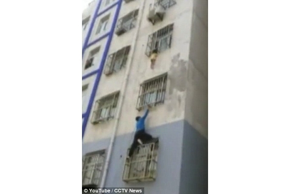 Balita Tersangkut di Teralis Apartemen