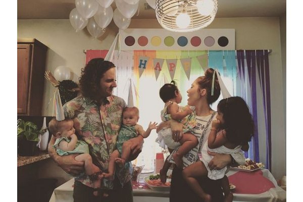 Pasangan Ini Adopsi 4 Anak dalam 24 Jam