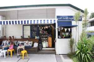 Ganti Popok di Atas Meja Kafe, Ibu Ini Picu Kontroversi