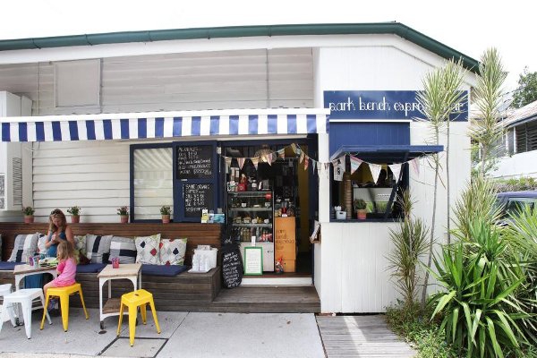 Ganti Popok di Atas Meja Kafe, Ibu Ini Picu Kontroversi