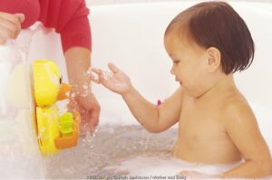 5 Cara Stimulasi Kognitif Sambil Mandi