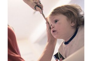 Cara Agar Anak Tidak Histeris saat Potong Rambut