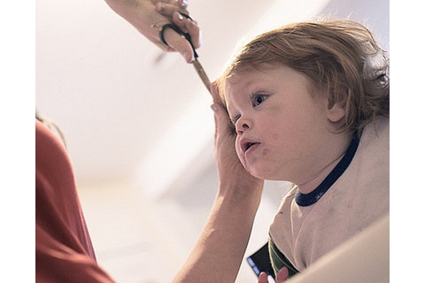 Cara Agar Anak Tidak Histeris saat Potong Rambut