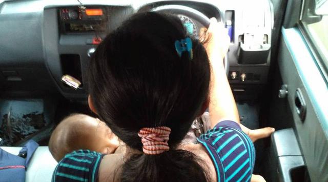 Ibu Ini Susui Anak Sambil Kendarai Angkot