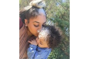 Turunan Ibunya, Bayi Ini Beruban