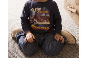 Ini Alasan Posisi Duduk W Dilarang untuk Anak